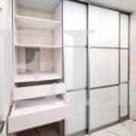 Встраиваемый шкаф в стиле минимализм цвета Белый / Белый глянец (3 двери) Фото 1