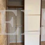Встраиваемый шкаф в классическом стиле цвета Дуб сакроменто темный / Белый глянец (2 двери) Фото 1