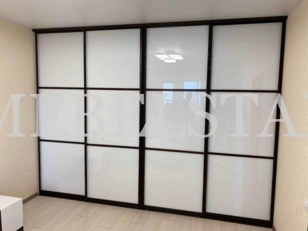 Встраиваемый шкаф в стиле минимализм цвета Белый базовый / Жемчуг (4 двери)