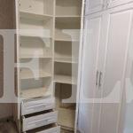 Встраиваемый угловой шкаф в классическом стиле цвета Белый базовый / Белый глянец, Зеркало (4 двери) Фото 3