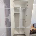 Встраиваемый угловой шкаф в классическом стиле цвета Белый базовый / Белый глянец, Зеркало (4 двери) Фото 1