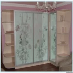 Встраиваемый угловой шкаф в классическом стиле цвета Пурпурный / Зеркало, Стекло с пескоструйным рисунком (3 двери) Фото 1
