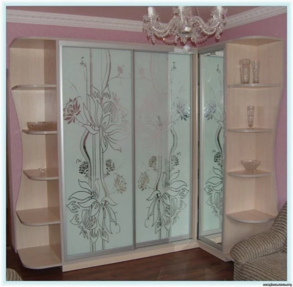Встраиваемый угловой шкаф в классическом стиле цвета Пурпурный / Зеркало, Стекло с пескоструйным рисунком (3 двери)