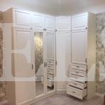 Встраиваемый угловой шкаф в классическом стиле цвета Белый базовый / Белый софт, Зеркало (5 дверей) Фото 1
