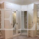Встраиваемый угловой шкаф в классическом стиле цвета Белый базовый / Белый софт, Зеркало (5 дверей) Фото 3