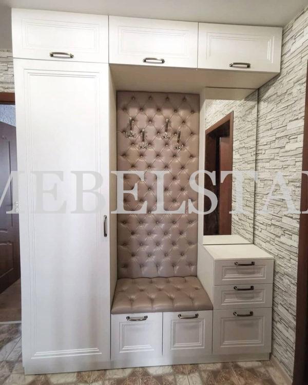 Шкаф в прихожую в классическом стиле цвета Белый базовый / Белый глянец (3 двери)