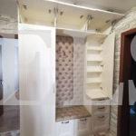 Шкаф в прихожую в классическом стиле цвета Белый базовый / Белый глянец (3 двери) Фото 2