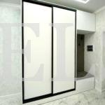Шкаф в прихожую в классическом стиле цвета Белый / Белый софт (3 двери) Фото 4