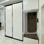 Шкаф в прихожую в классическом стиле цвета Белый / Белый софт (3 двери) Фото 3