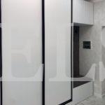 Шкаф в прихожую в классическом стиле цвета Белый / Белый софт (3 двери) Фото 2