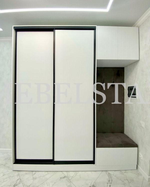 Шкаф в прихожую в классическом стиле цвета Белый / Белый софт (3 двери)