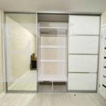 Шкаф в спальню цвета Белый / Белый софт, Зеркало (3 двери) Фото 3