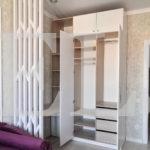 Шкаф в спальню в классическом стиле цвета Дуб баррик светлый / Жемчужно-белый (3 двери) Фото 1