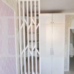 Шкаф в спальню в классическом стиле цвета Дуб баррик светлый / Жемчужно-белый (3 двери) Фото 2